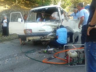 Sıkışan Sürücüyü İtfaiye Ekipleri Kurtardı