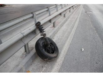 Bariyerlere Çarpan Aracın Lastiği Karşı Şeride Savruldu