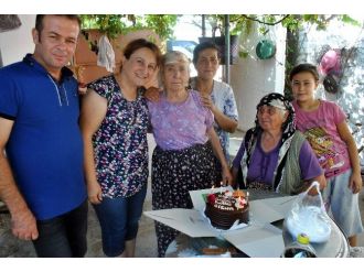 Behice Teyzeye Sürpriz Doğum Günü