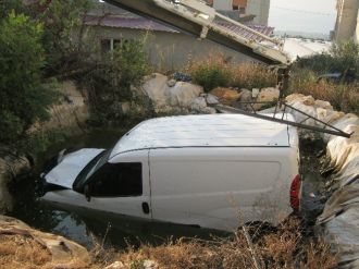 Ekmek Arabası Havuza Düştü