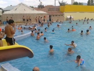 Sıcaktan Bunalanlar Açık Havuza Koşuyor