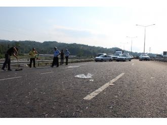 Kamyondan Yola Dökülen Çiviler Trafik Kapattı