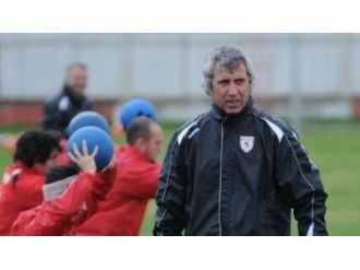 Büyükşehir Belediye Erzurumspor Teknik Direktörü Besim Durmuş, Erzincanspor İle Yapılan Hazırlık Maçını Değerlendirdi: