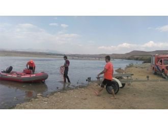 Araçlarıyla Çayda Mahsur Kalan 4 Kişi Kurtarıldı