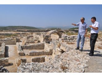 Başkan Turgut, Silifke Kalesi’ndeki Kazı Çalışmalarını İnceledi