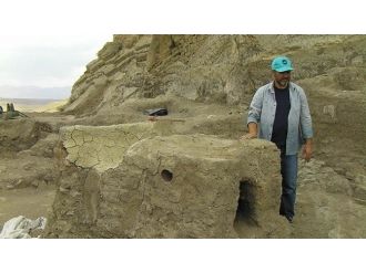 Hoşap Kalesi’nde 300 Yıllık Şömine Gün Yüzüne Çıkartıldı