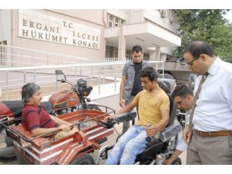 Kaymakam Yonsuz, Engelli Vatandaşlara Akülü Sandalye Hediye Etti