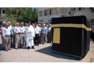 Adıyaman’da, Kabe Maketi Etrafında Temsili Tavaf