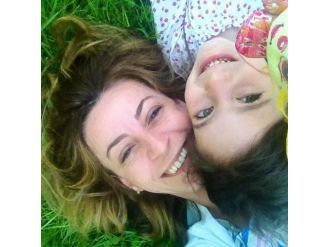 Gözü Yaşlı Anne Kızının Geri Getirilmesi İçin İmza Kampanyası Başlattı