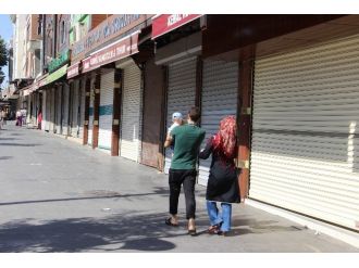 Sur’da Esnaf Kepenk Kapattı