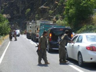 Pkk Tunceli-erzincan Karayolunda Kimlik Kontrolü Yaptı