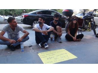 Ağızlarını Bantlayan 3 Genç Oturma Eylemi Başlattı