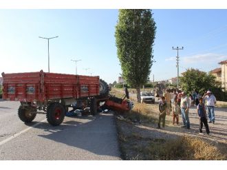 Otomobil İle Traktör Çarpıştı: 1 Ölü, 3 Yaralı