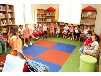 Çocuklar Anneleriyle Birlikte Kütüphanede