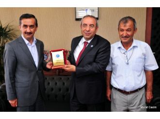 Rektör Battal’dan Sevimli’ye Plaket