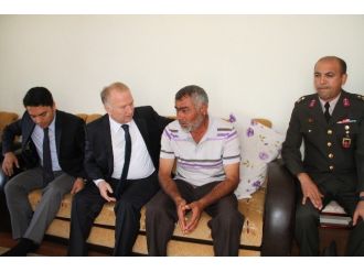 Vali Ceylan, Şehit Uzman Çavuşun Ailesine Taziye Ziyaretinde Bulundu