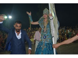 Kınaya Yelkenli, Düğüne Vinçle Geldi