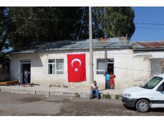 Şehit Astsubayın Baba Ocağına Ateş Düştü