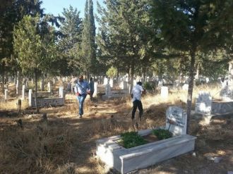 Asri Mezarlıkta Kurumuş Otlar Temizleniyor