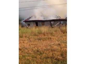 Depo Olarak Kullanılan Metruk Evde Çıkan Yangın Korkuttu