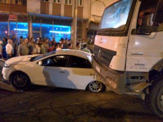 Kamyon Öndeki Otomobili Altına Aldı