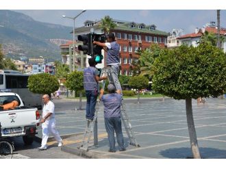 Alanya’da Trafik Işıklarına Bakım