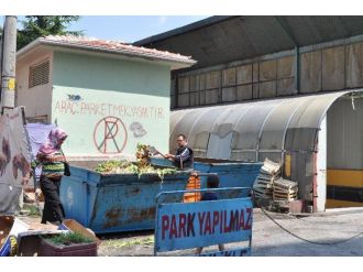 Kapalı Pazar Çöplüğü Çevre Esnafı Rahatsız Ediyor