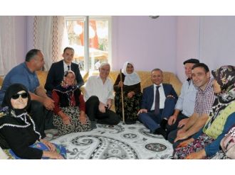 Evi Yanan Yaşlı Kadına Valilik El Uzattı