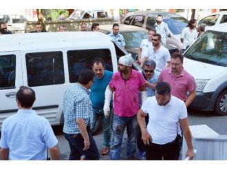 Katil Zanlısını Linç Edilmekten Polis Kurtardı