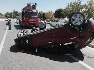 Turistlerin Bulunduğu Otomobil Takla Attı