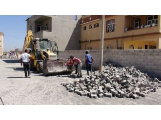 Akçakale ‘De Parke Taşı Döşeme Çalışmaları Devam Ediyor