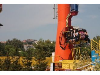 Çocuklar Tatilin Son Haftalarını Lunaparkta Geçiriyor