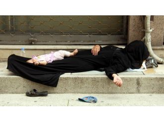 Mülteci Kadın Dilenirken Kaldırımda Bebeğiyle Uyuyakaldı