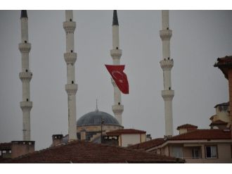 Dört Minareli Cami Türk Bayrağını Dalgalandırıyor