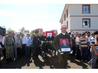 Erzurum’da Şehit Astsubayın Cenaze Törenine Binlerce Kişi Katıldı