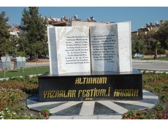 Didim’de Yazarlar Heykeline Çirkin Saldırı