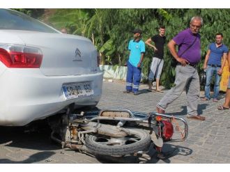 Motosikletle Otomobilin Altına Giren Gençler Kazayı Sıyrıklarla Atlattı