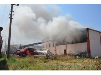 Uşak’ta Elyaf Fabrikasında Çıkan Yangın Korkuttu