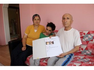 Kanser Olmasına Rağmen Çocuklarını Okutmak İçin Çaycılık Yapıyor