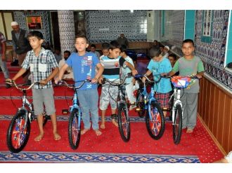 Başarılı Kur’an Kursu Öğrencilerine Bisiklet Dağıtıldı