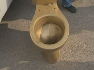 Chp Önünde Altın Klozet Eylemi