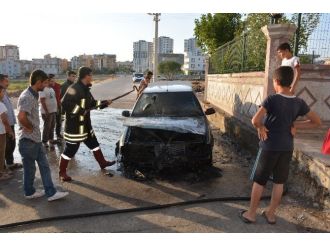 Park Halindeki Otomobil Cayır Cayır Yandı