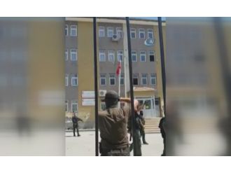 Polisler Türk Bayrağını Tekbirlerle Göndere Çekti