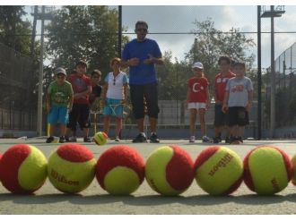 “Aileler Çocuklarına Tenis Oynayarak Model Olmalı”