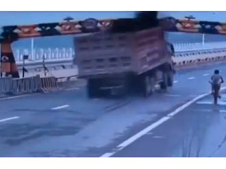 Kamyon Köprünün Bariyerine Böyle Çarptı