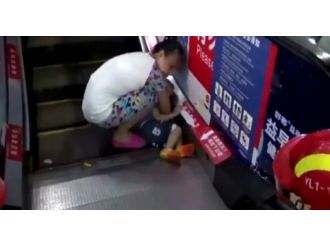 Yine Çin, Yine Yürüyen Merdiven Kazası