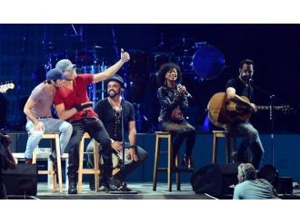 Enrıque Iglesıas Artvinli Hayranıyla Düet Yaptı