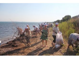 Burhaniye’de Sahil Temizliğine Vatandaşlar Da Destek Oldu