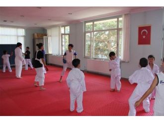 Karateciler Yetişiyor