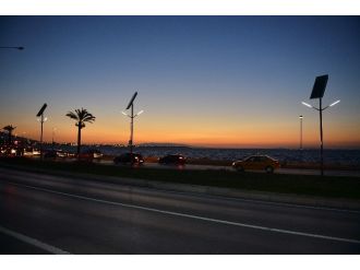 İzmir’de Sahile Güneş Enerjili Aydınlatma